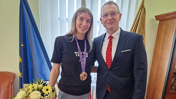 Rektor UMB prijal &uacute;spe&scaron;n&uacute; atl&eacute;tku a &scaron;tudentku Emmu Zapletalov&uacute;