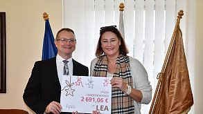 Odovzdanie v&yacute;ťažku z Univerzitn&eacute;ho punču pre Lea